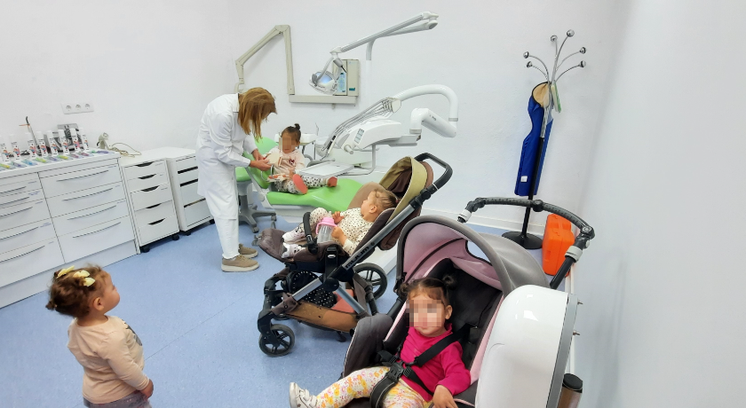 Madres e hijos usuarios de la Asociación El Fanal visitan el gabinete dental de la Cañada Real